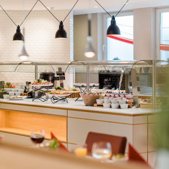 ©Friederike-Hegner-2020-Hotel-Villa-Sano-Baabe-Restaurant-abend-web-26-1536x1025